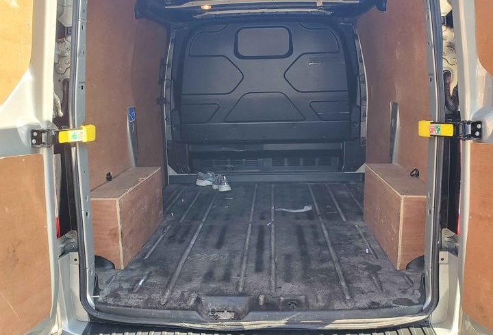 Vand Duba Ford Transit In Feltham, Londra