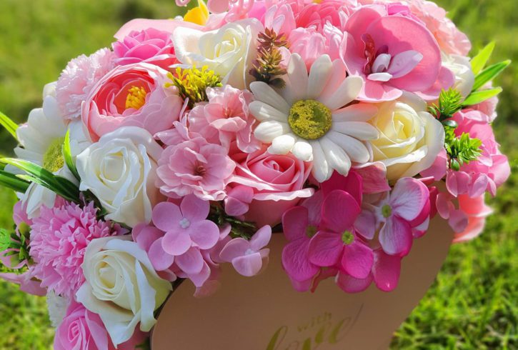 Comanda Aranjamente cu Flori de Săpun oriunde in UK