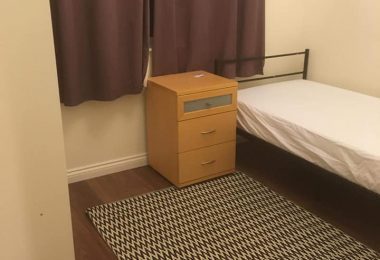 Ofer spre chirie o camera single spatioasa in zona Romford