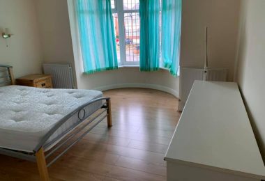 chirie camera dubla Colindale