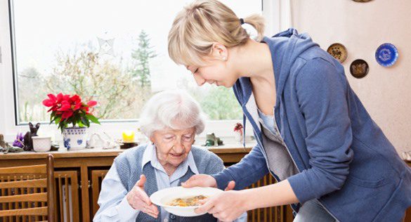 ingrijitori batrani sau asistenti medicali in azilele de batrani din Anglia